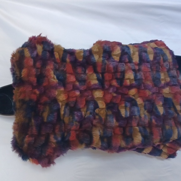 HOT & DELICIOUS Multicolor Faux Fur Vest. Feels very soft, silk lined - Picture 5 of 8